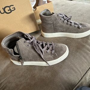 Ugg Olli Sneakers in Taupe Laces and Side Zipper
